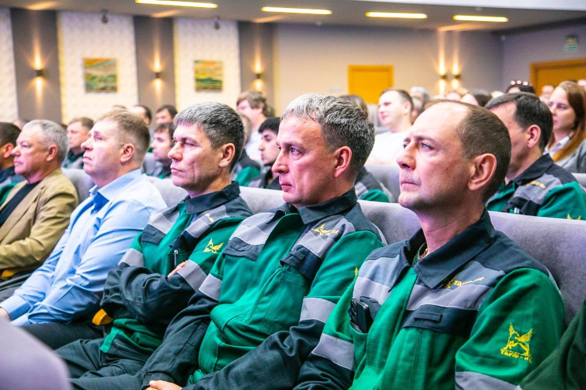 Мэр Нижнекамска Радмир Беляев и депутат Госдумы РФ Айдар Метшин встретились с коллективом «ТАИФ-НК» Мэр Нижнекамска Радмир Беляев и депутат Госдумы РФ Айдар Метшин встретились с коллективом «ТАИФ-НК»