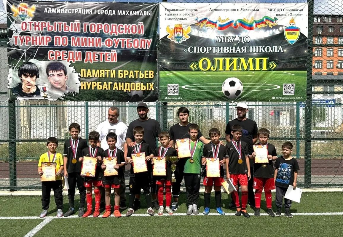В Махачкале состоялся открытый городской турнир по мини-футболу, посвященный памяти Магомеда и Абдурашида Нурбагандовых В Махачкале состоялся открытый городской турнир по мини-футболу, посвященный памяти Магомеда и Абдурашида Нурбагандовых