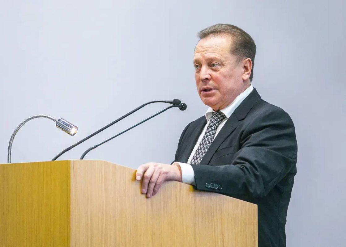 Мэр Нижнекамска Радмир Беляев и депутат Госдумы РФ Айдар Метшин встретились с коллективом «ТАИФ-НК» Мэр Нижнекамска Радмир Беляев и депутат Госдумы РФ Айдар Метшин встретились с коллективом «ТАИФ-НК»
