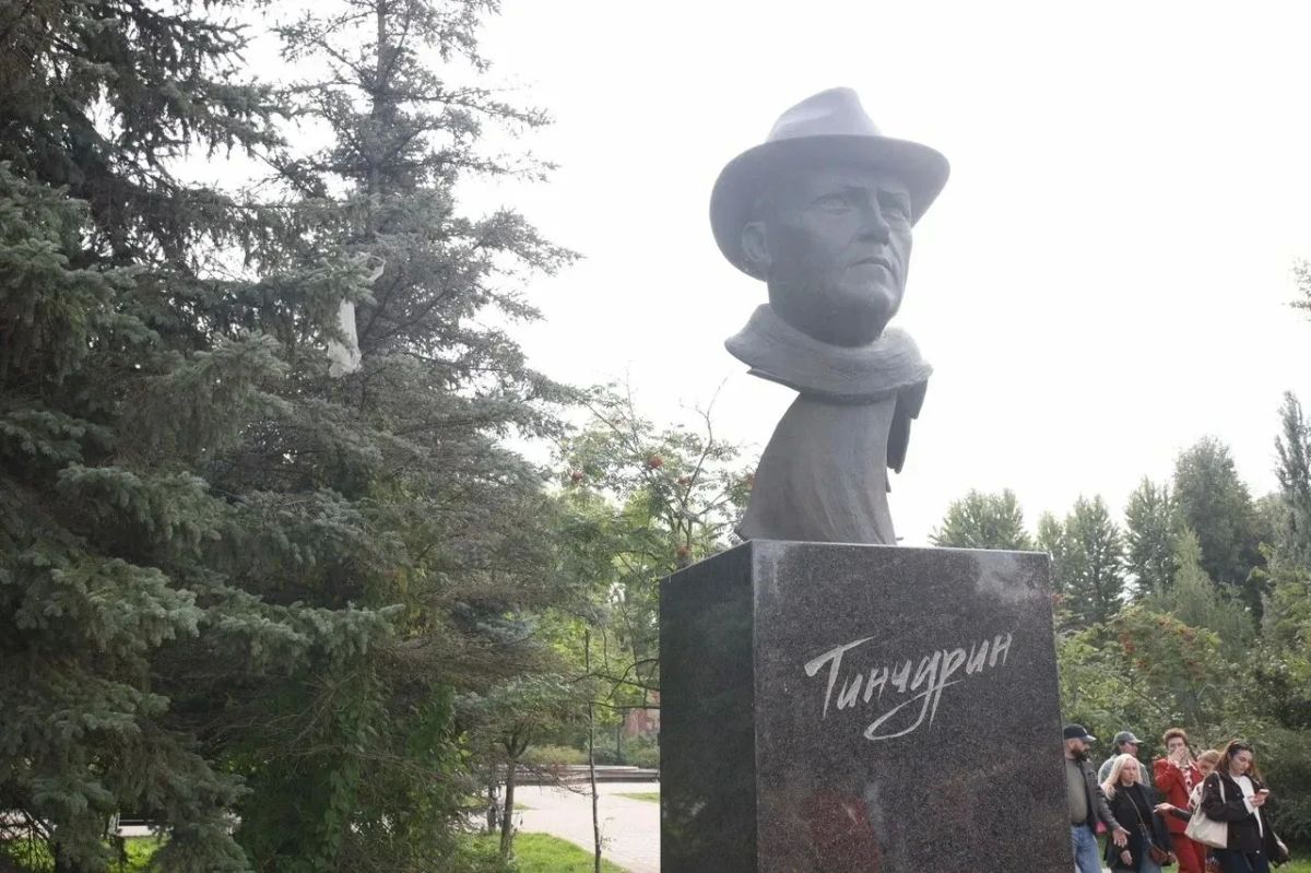 Бген, бек татар драматургы, режиссеры м татар профессиональ театрына нигез салучыларны берсе Крим Тинчуринны туган кненд, аны исемен йрткн паркта Россия Театр еллре берлеге аллеясына нигез салу тантанасы узды