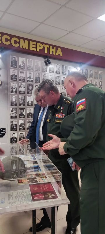 Кадеты школы №82 встретились с Героем России Александром Лапиным в рамках урока мужества Кадеты школы №82 встретились с Героем России Александром Лапиным в рамках урока мужества