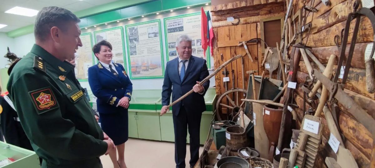 Кадеты школы №82 встретились с Героем России Александром Лапиным в рамках урока мужества Кадеты школы №82 встретились с Героем России Александром Лапиным в рамках урока мужества