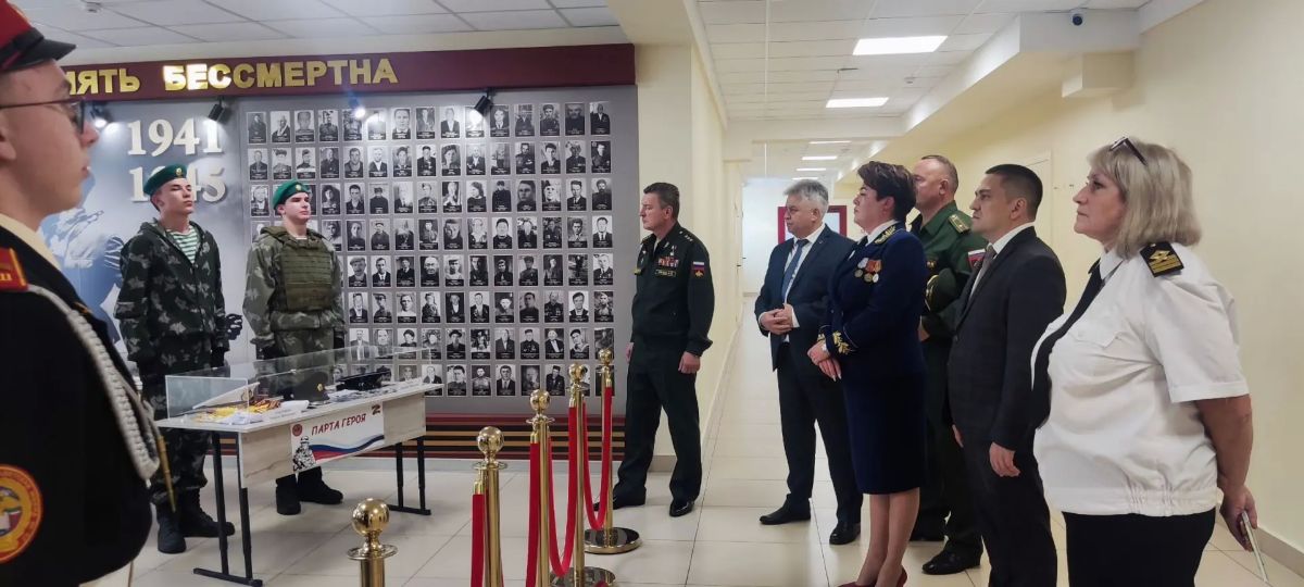 Кадеты школы №82 встретились с Героем России Александром Лапиным в рамках урока мужества Кадеты школы №82 встретились с Героем России Александром Лапиным в рамках урока мужества