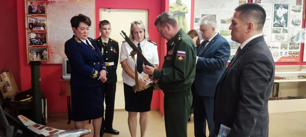 Кадеты школы №82 встретились с Героем России Александром Лапиным в рамках урока мужества Кадеты школы №82 встретились с Героем России Александром Лапиным в рамках урока мужества