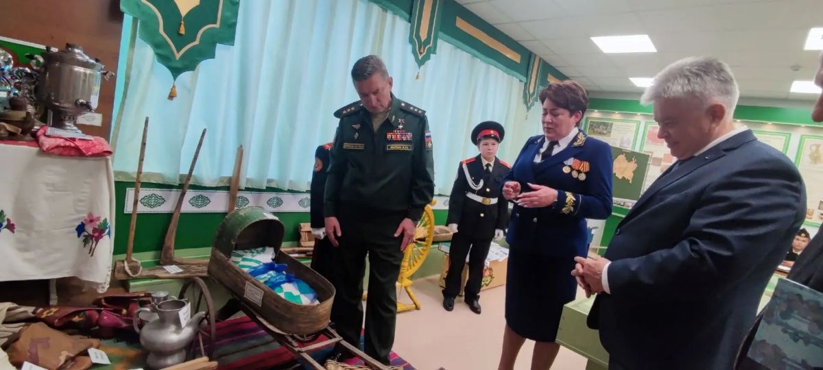 Кадеты школы №82 встретились с Героем России Александром Лапиным в рамках урока мужества Кадеты школы №82 встретились с Героем России Александром Лапиным в рамках урока мужества