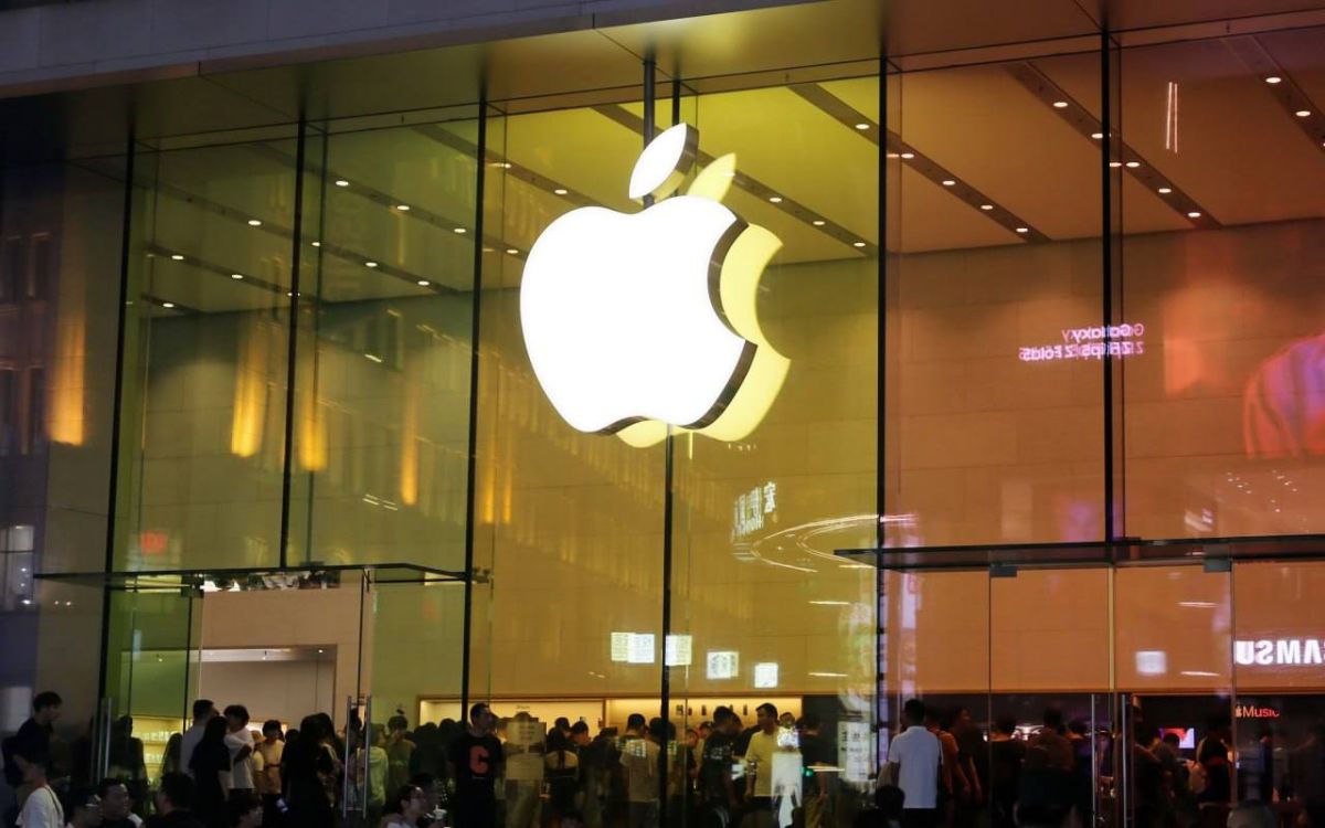 Минцифры РФ обсуждает с Apple возможность подключения 5G на iPhone в России, сообщил глава ведомства Максут Шадаев