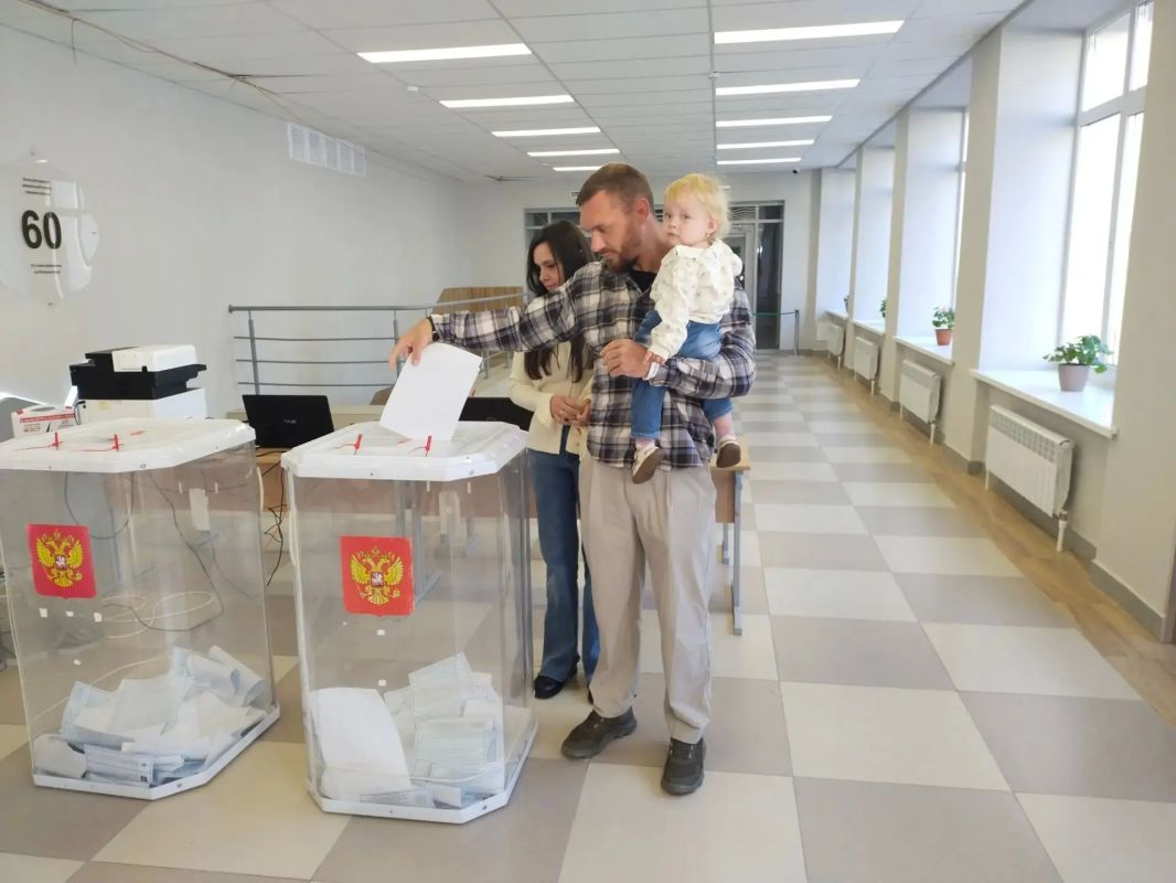 Одним из первых сегодня вместе с семьей проголосовал кикбоксёр, чемпион мира лиги GPro Илья Соколов Одним из первых сегодня вместе с семьей проголосовал кикбоксёр, чемпион мира лиги GPro Илья Соколов