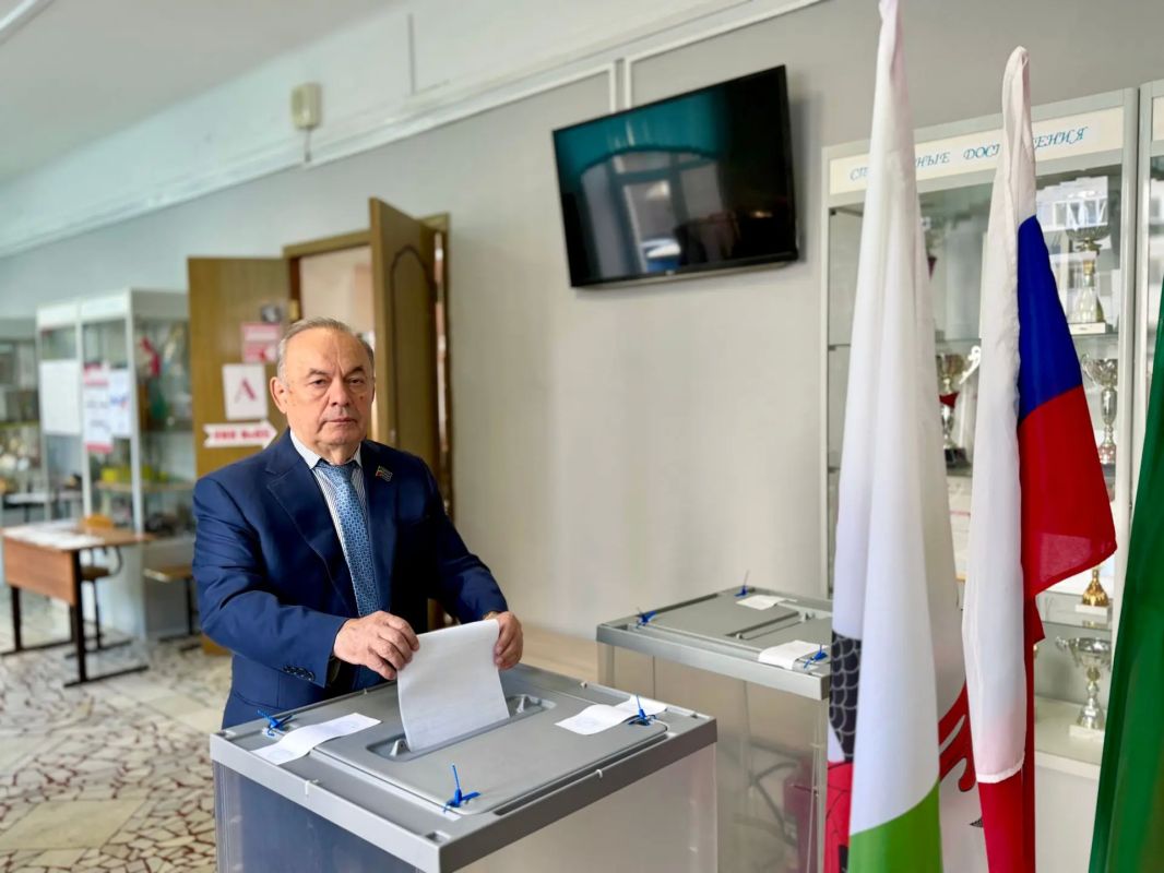 Экзам Губайдуллин проголосовал на выборах депутатов Госдумы Председатель Совета муниципальных образований Республики Татарстан Экзам Губайдуллин проголосовал на выборах депутатов Государственной Думы. Он отдал свой голос на... Экзам Губайдуллин проголосовал на выборах депутатов Госдумы Председатель Совета муниципальных образований Республики Татарстан Экзам Губайдуллин проголосовал на выборах депутатов Государственной Думы. Он отдал свой голос на...