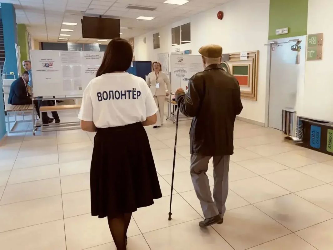 Более 600 волонтеров помогают избирателям республики Более 600 волонтеров помогают избирателям республики