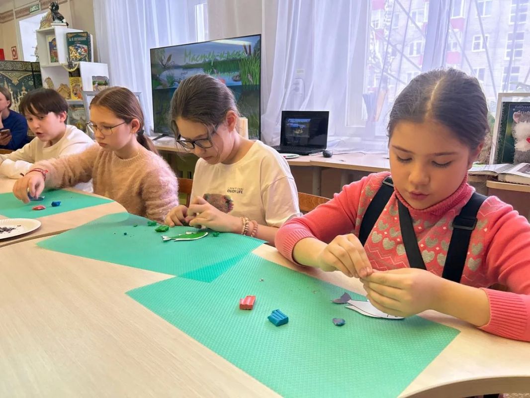 В детской городской библиотеке №7 раз в месяц по субботам проходят встречи клуба выходного дня «Чеширский кот», организованные специально для учеников начальных классов В детской городской библиотеке №7 раз в месяц по субботам проходят встречи клуба выходного дня «Чеширский кот», организованные специально для учеников начальных классов