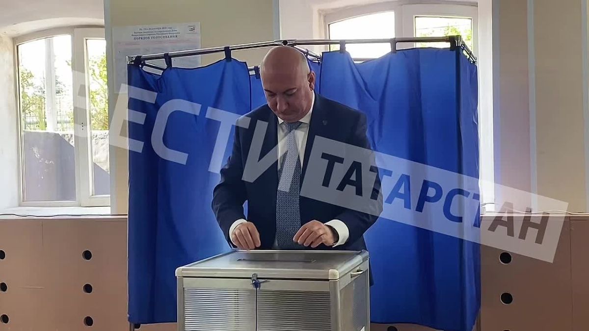 Главный федеральный инспектор по Республике Татарстан Айрат Ахметшин проголосовал во второй день выборов на избирательном участке №54