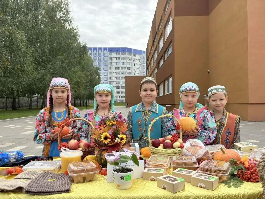 На избирательном участке в гимназии №2 имени Баки Урманче школьники вместе с родителями напекли горы домашней выпечки, подготовили аппетитные угощения и смастерили милые сувениры На избирательном участке в гимназии №2 имени Баки Урманче школьники вместе с родителями напекли горы домашней выпечки, подготовили аппетитные угощения и смастерили милые сувениры