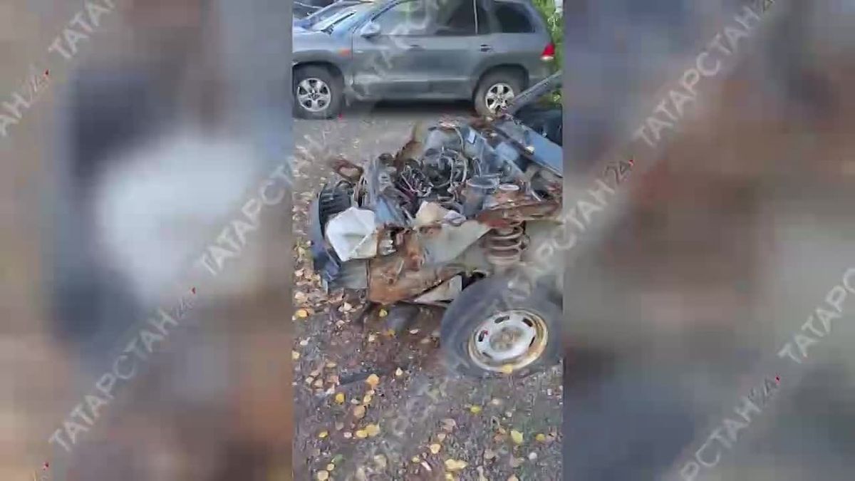 Осыпающиеся балконы, автохлам и потоп попали в объектив мобильных репортеров