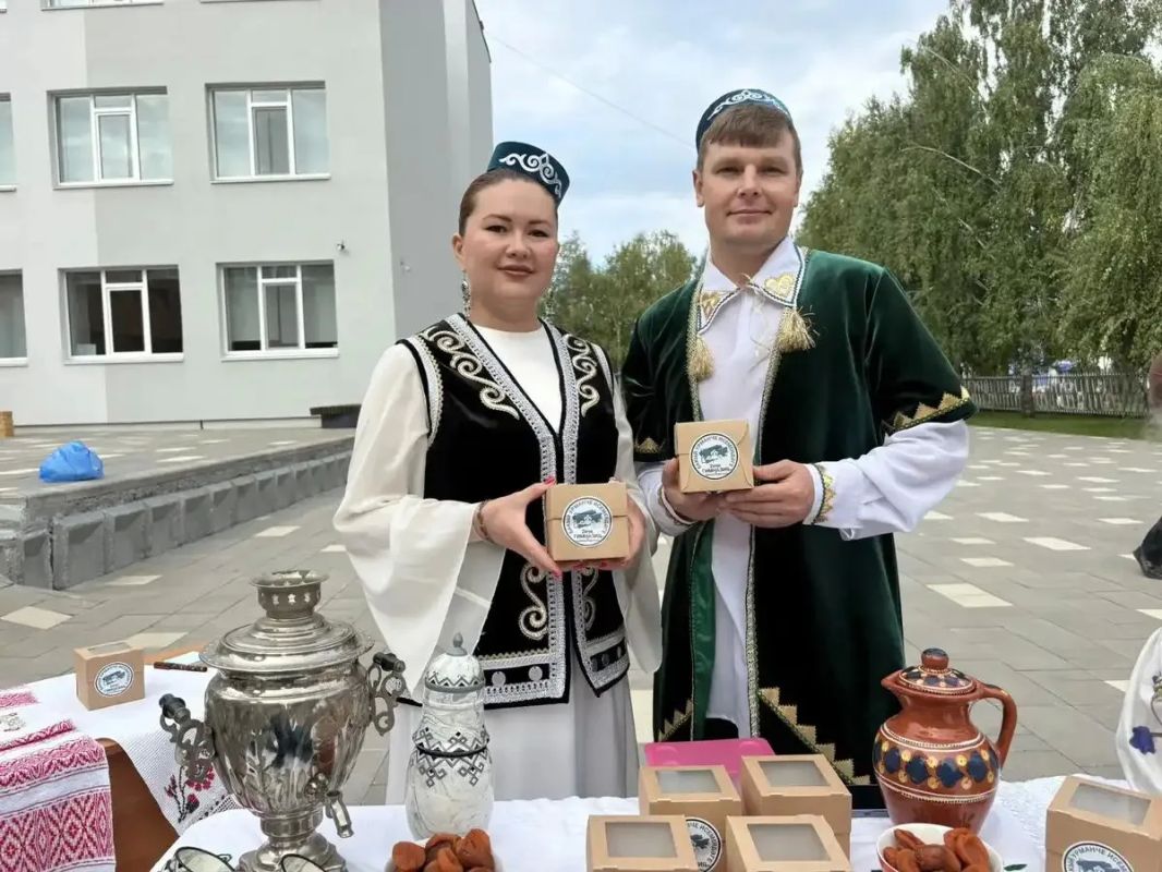 На избирательном участке в гимназии №2 имени Баки Урманче школьники вместе с родителями напекли горы домашней выпечки, подготовили аппетитные угощения и смастерили милые сувениры На избирательном участке в гимназии №2 имени Баки Урманче школьники вместе с родителями напекли горы домашней выпечки, подготовили аппетитные угощения и смастерили милые сувениры