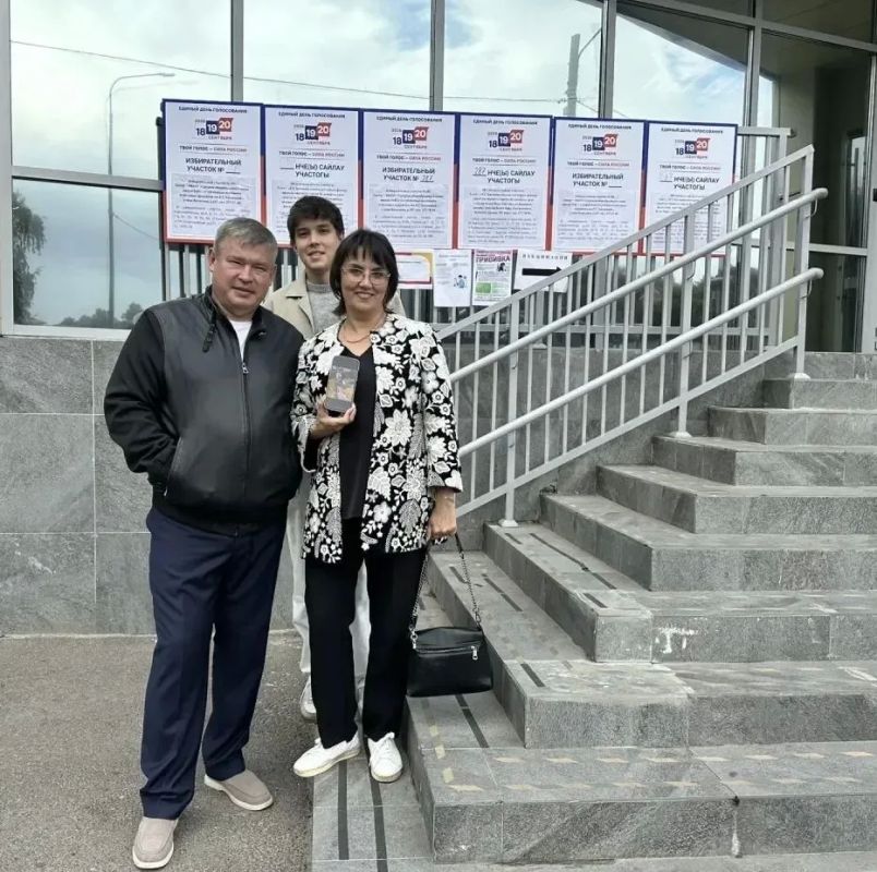 Выбираем будущее вместе!. Сегодня все сотрудники Минобрнауки РТ активно участвуют в выборах, приходя на избирательные участки целыми семьями! Это не просто гражданский долг - это возможность показать детям пример... Выбираем будущее вместе!. Сегодня все сотрудники Минобрнауки РТ активно участвуют в выборах, приходя на избирательные участки целыми семьями! Это не просто гражданский долг - это возможность показать детям пример...