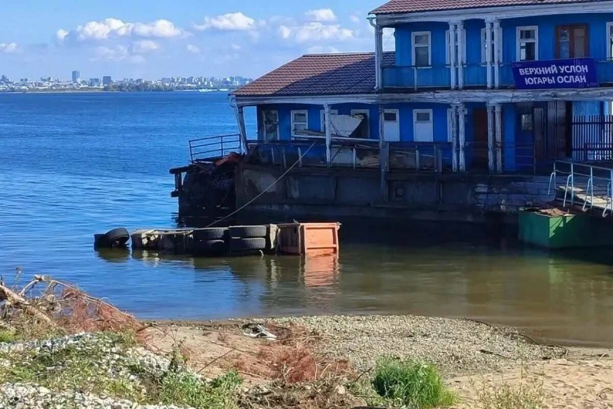 В Верхнеуслонском районе КамАЗ с песком упал в Волгу: водитель погиб