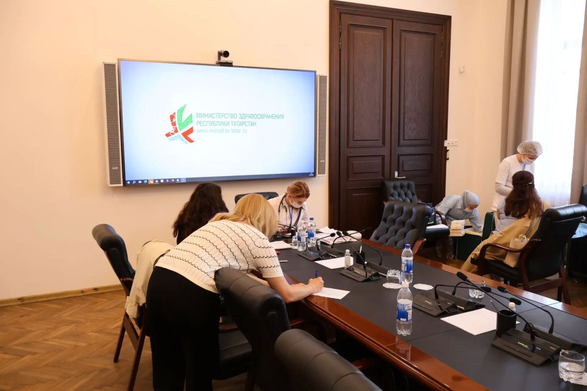 Сегодня в Минздраве Татарстана проходит вакцинация от гриппа Представители профильного ведомства своим примером показывают, что именно прививка является самым надежным способом защиты организма в преддверии традиционного... Сегодня в Минздраве Татарстана проходит вакцинация от гриппа Представители профильного ведомства своим примером показывают, что именно прививка является самым надежным способом защиты организма в преддверии традиционного...