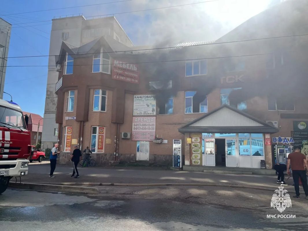 Торговый комплекс горит в Стерлитамаке: три человека погибли, одна пострадавшая выпрыгнула из окна