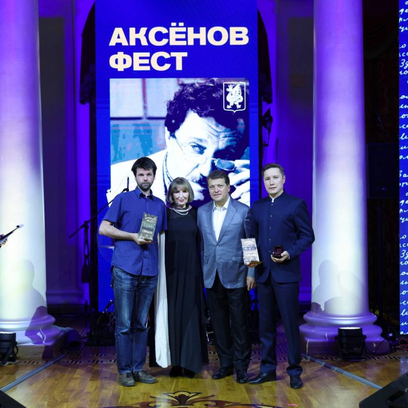 Что написано пером…. То заслуживает литературной премии! В первый день «Аксенов-феста» традиционно наградили победителей «Звездного билета»: