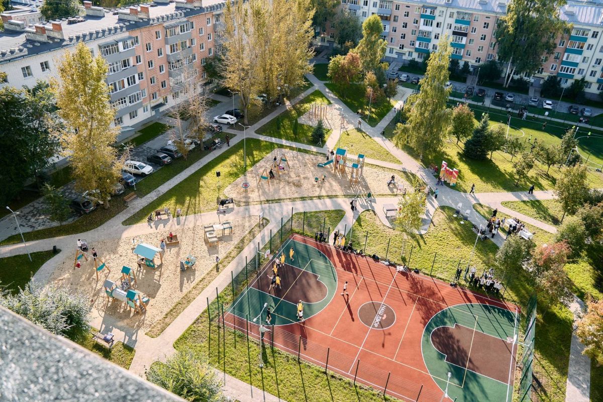 Наш двор – наша гордость. Заглянули на благоустроенную по программе «Наш двор» территорию домов по ул.Карбышева 40, 42 и ул.Латышских стрелков 3, 5, 7, 9, 11, 13. Здесь проживают более 2,5 тыс жителей Наш двор – наша гордость. Заглянули на благоустроенную по программе «Наш двор» территорию домов по ул.Карбышева 40, 42 и ул.Латышских стрелков 3, 5, 7, 9, 11, 13. Здесь проживают более 2,5 тыс жителей