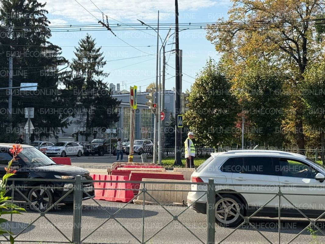 На Ершова собралась трехкилометровая пробка — затор тянется от части Сибирского тракта и до пересечения улиц Карла Маркса (она перекрыта) и Горького На Ершова собралась трехкилометровая пробка — затор тянется от части Сибирского тракта и до пересечения улиц Карла Маркса (она перекрыта) и Горького