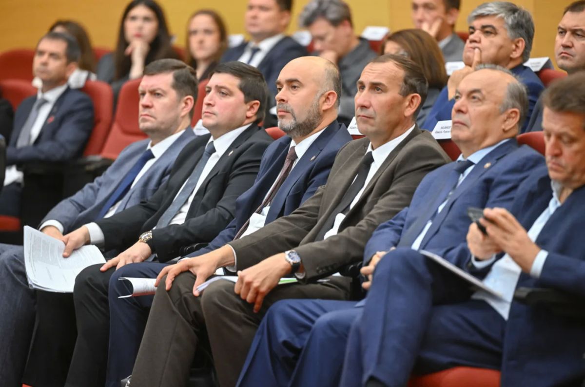 В Доме Правительства РТ прошло заседание Инвестиционного совета Татарстана В Доме Правительства РТ прошло заседание Инвестиционного совета Татарстана