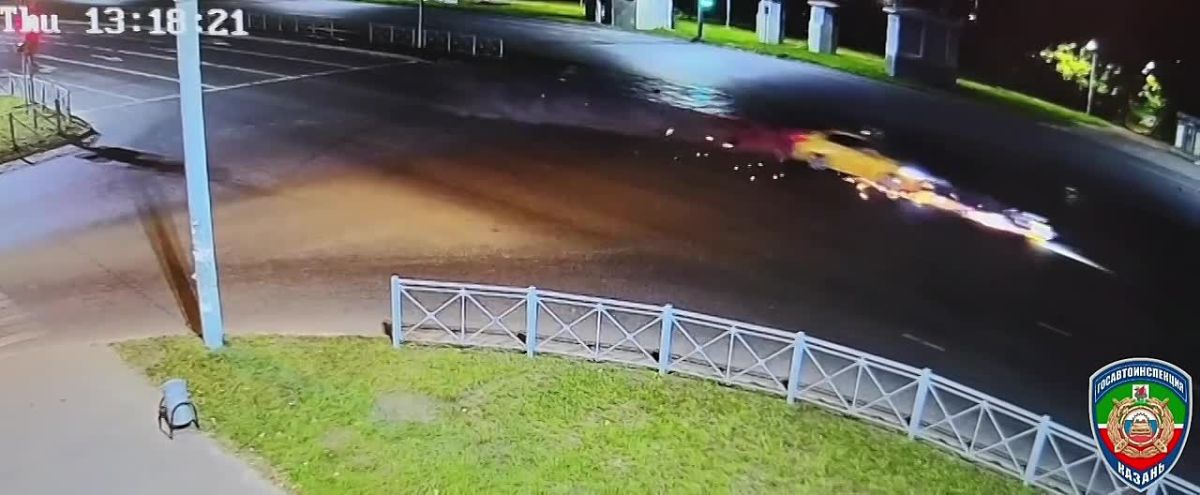 В Казани водитель легковушки врезался в стоявший на перекрестке мотоцикл