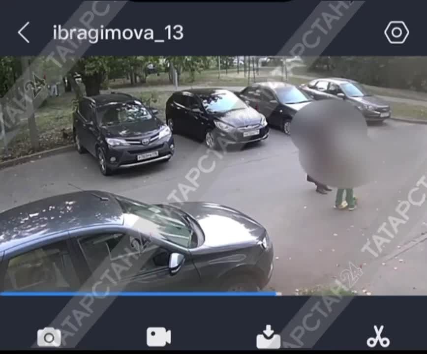 Мама смотрела, как ребенок забирает чужой самокат — всё попало на видео