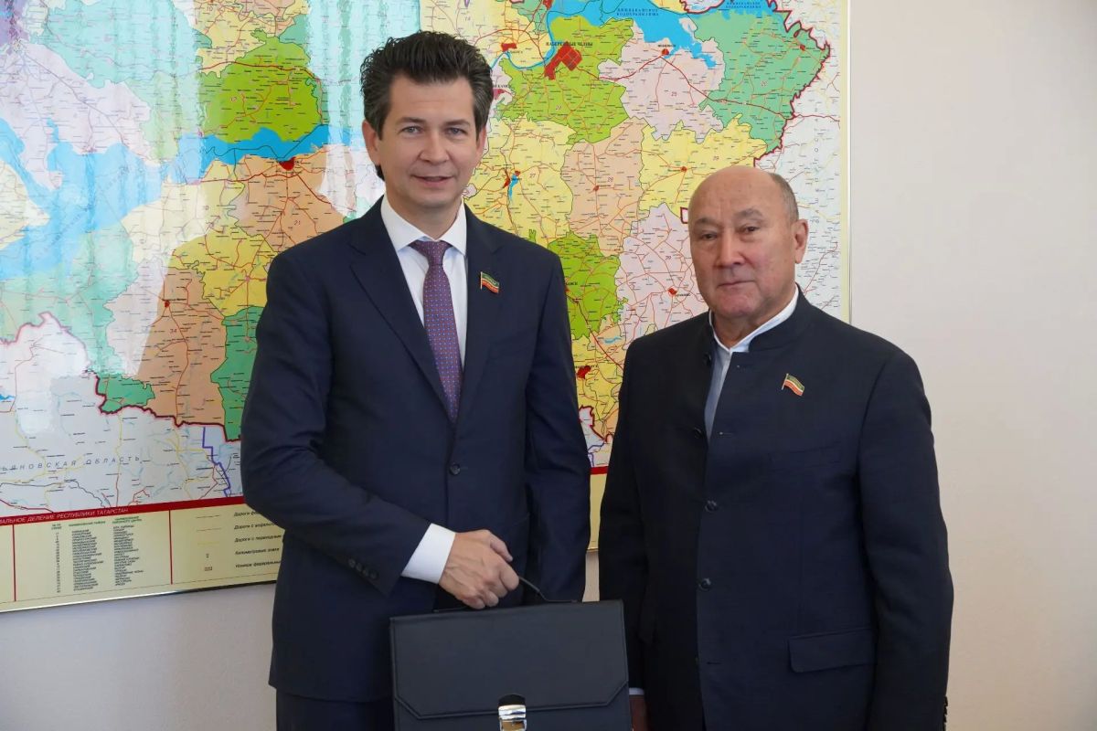 Марат Ахметов вручил удостоверение депутата Государственного Совета Фариду Абдулганиеву Марат Ахметов вручил удостоверение депутата Государственного Совета Фариду Абдулганиеву