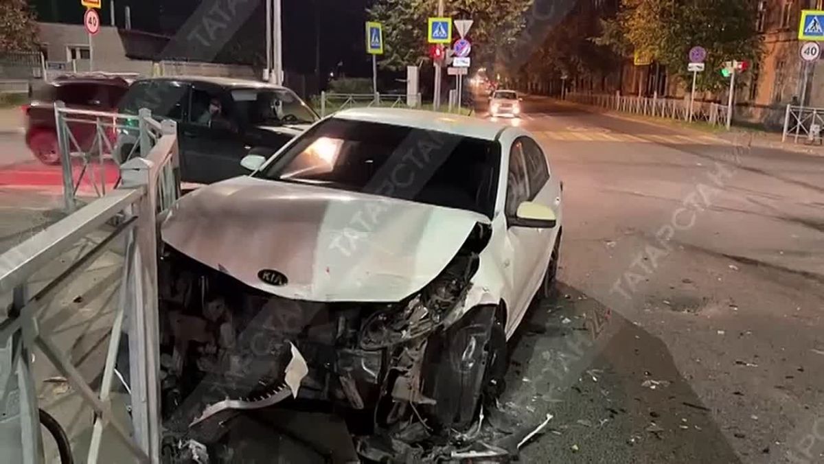 Kia и Renault столкнулись на перекрестке в Казани