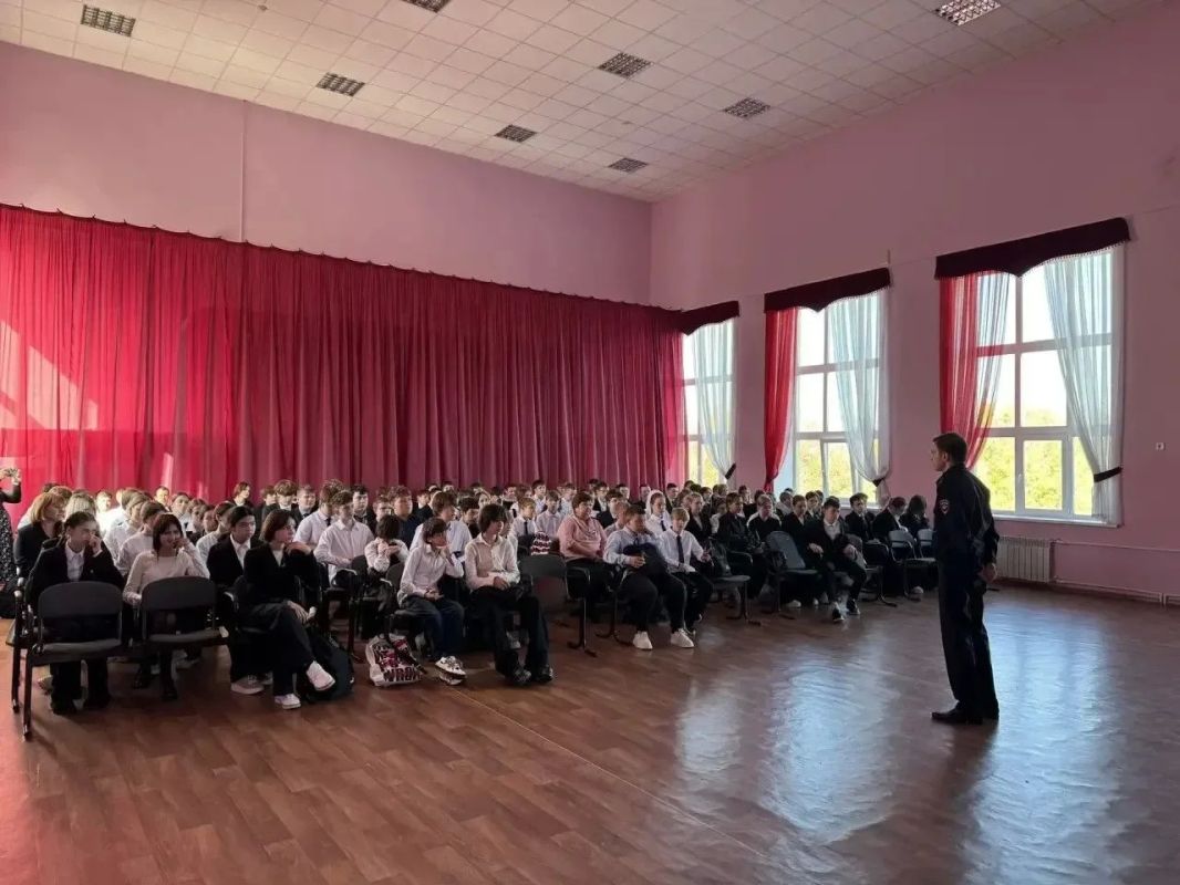 В рамках акции «Сообщи, где торгуют смертью» сотрудники ПДН и отдела по контролю за оборотом наркотиков ОМВД России по Бугульминскому району провели беседу в школе №4 Бугульмы В рамках акции «Сообщи, где торгуют смертью» сотрудники ПДН и отдела по контролю за оборотом наркотиков ОМВД России по Бугульминскому району провели беседу в школе №4 Бугульмы