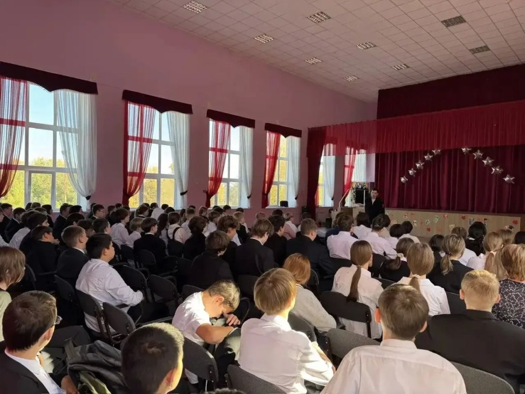 В рамках акции «Сообщи, где торгуют смертью» сотрудники ПДН и отдела по контролю за оборотом наркотиков ОМВД России по Бугульминскому району провели беседу в школе №4 Бугульмы
