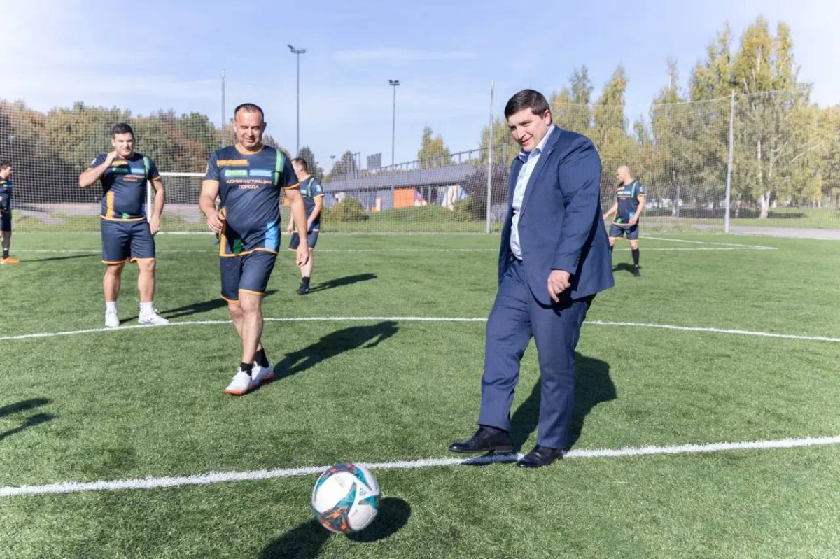 На обновленном футбольном поле в парке «Солнечная поляна» состоялся товарищеский матч, в котором встретились сборная администрации Нижнекамска и команда местных предпринимателей На обновленном футбольном поле в парке «Солнечная поляна» состоялся товарищеский матч, в котором встретились сборная администрации Нижнекамска и команда местных предпринимателей