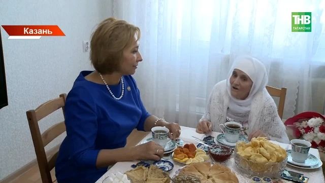 Эльмира Зарипова приехала поздравить с 90-летием ветерана из Казани