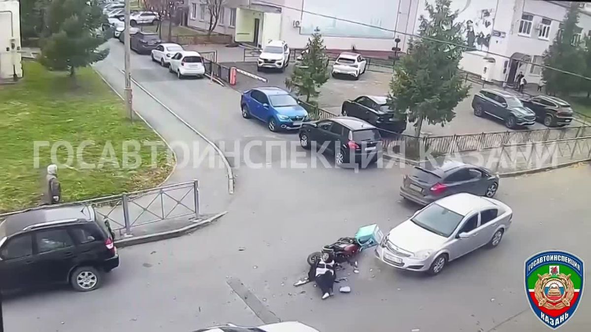 Курьер на электровелосипеде влетел в машину в Казани