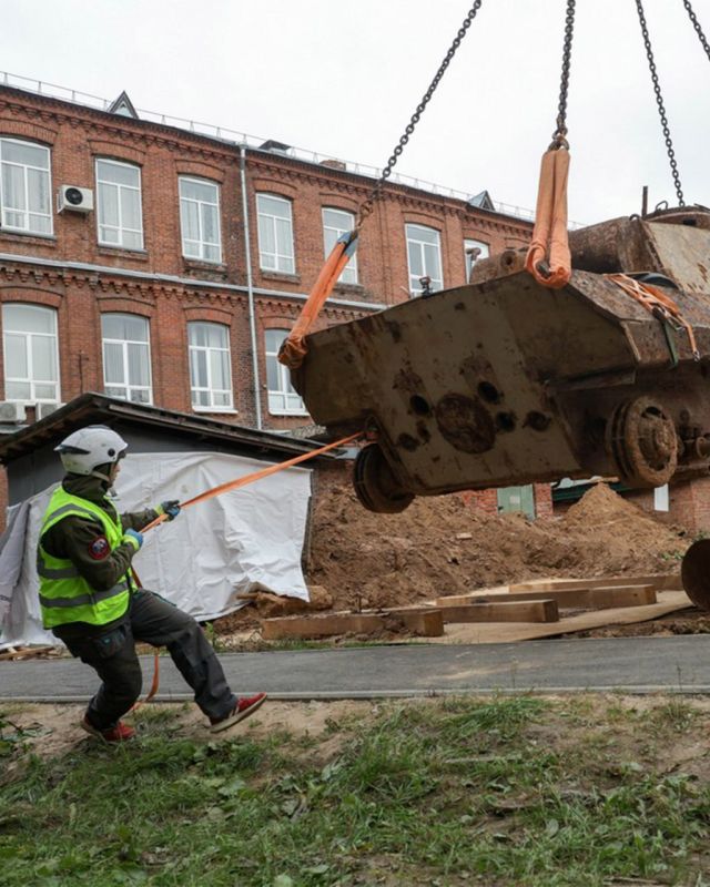 Немецкий танк «Пантера» (Panzerkampfwagen V Panther), который недавно откопали во дворе КНИТУ-КХТИ в Казани, отправили в музей военной техники в Верхней Пышме Свердловской области Немецкий танк «Пантера» (Panzerkampfwagen V Panther), который недавно откопали во дворе КНИТУ-КХТИ в Казани, отправили в музей военной техники в Верхней Пышме Свердловской области