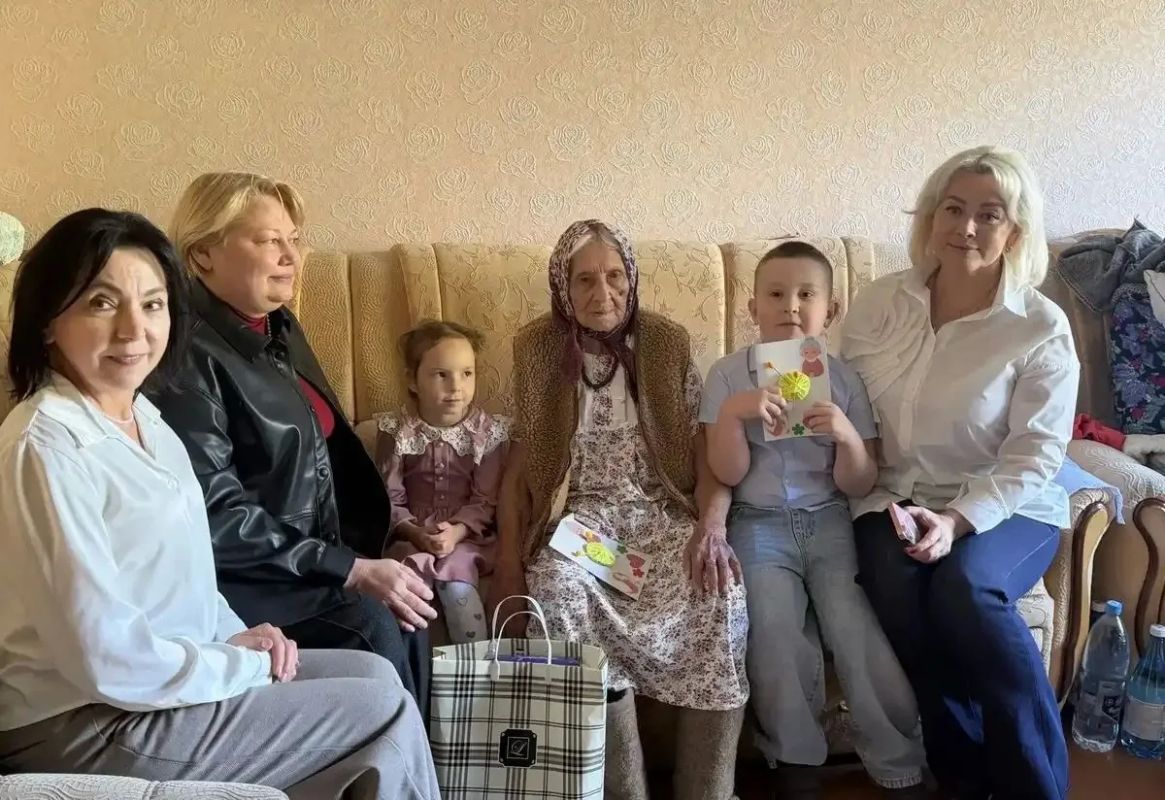 В Нижнекамске 102-летнюю Магфиру Рашитову поздравили с Днём пожилых людей В Нижнекамске 102-летнюю Магфиру Рашитову поздравили с Днём пожилых людей