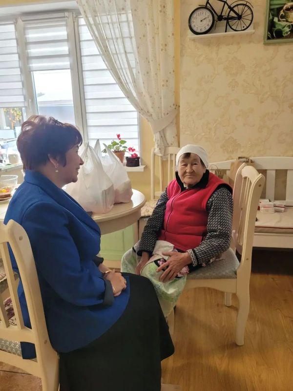В эти праздничные дни, когда мы отмечаем День пожилого человека и День учителя, в республике продолжается добрая традиция чествования ветеранов педагогического труда