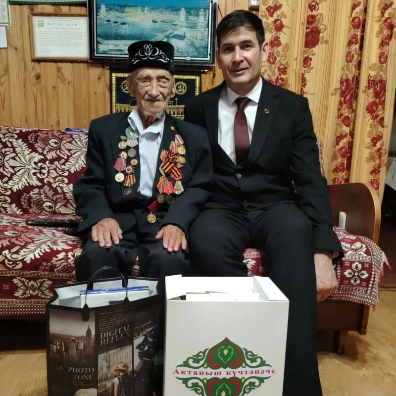Бабушки и дедушки, перешагнувшие 100-летний рубеж, продолжают получать поздравления и подарки от имени Раиса Республики Татарстан Рустама Минниханова Бабушки и дедушки, перешагнувшие 100-летний рубеж, продолжают получать поздравления и подарки от имени Раиса Республики Татарстан Рустама Минниханова