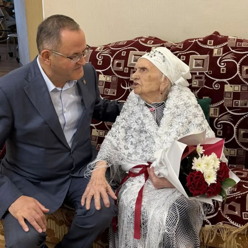 Бабушки и дедушки, перешагнувшие 100-летний рубеж, продолжают получать поздравления и подарки от имени Раиса Республики Татарстан Рустама Минниханова Бабушки и дедушки, перешагнувшие 100-летний рубеж, продолжают получать поздравления и подарки от имени Раиса Республики Татарстан Рустама Минниханова
