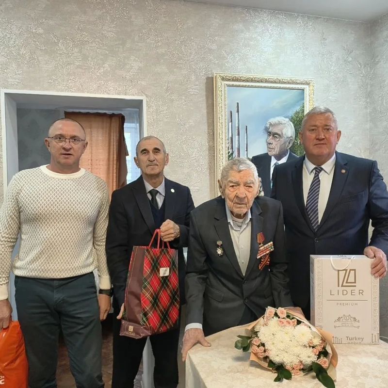 Бабушки и дедушки, перешагнувшие 100-летний рубеж, продолжают получать поздравления и подарки от имени Раиса Республики Татарстан Рустама Минниханова Бабушки и дедушки, перешагнувшие 100-летний рубеж, продолжают получать поздравления и подарки от имени Раиса Республики Татарстан Рустама Минниханова