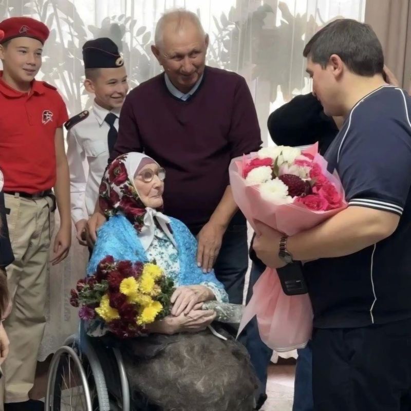 Бабушки и дедушки, перешагнувшие 100-летний рубеж, продолжают получать поздравления и подарки от имени Раиса Республики Татарстан Рустама Минниханова Бабушки и дедушки, перешагнувшие 100-летний рубеж, продолжают получать поздравления и подарки от имени Раиса Республики Татарстан Рустама Минниханова