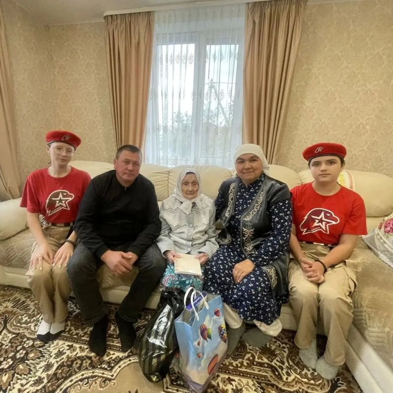 Бабушки и дедушки, перешагнувшие 100-летний рубеж, продолжают получать поздравления и подарки от имени Раиса Республики Татарстан Рустама Минниханова Бабушки и дедушки, перешагнувшие 100-летний рубеж, продолжают получать поздравления и подарки от имени Раиса Республики Татарстан Рустама Минниханова