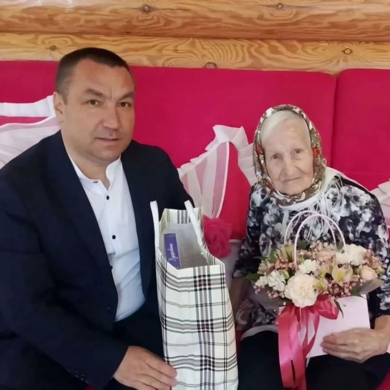Бабушки и дедушки, перешагнувшие 100-летний рубеж, продолжают получать поздравления и подарки от имени Раиса Республики Татарстан Рустама Минниханова Бабушки и дедушки, перешагнувшие 100-летний рубеж, продолжают получать поздравления и подарки от имени Раиса Республики Татарстан Рустама Минниханова