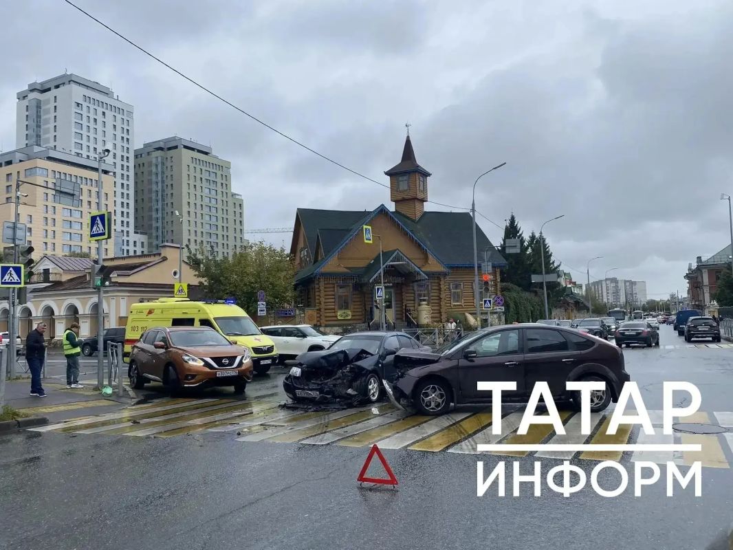 Две легковушки столкнулись в центре Казани Две легковушки столкнулись в центре Казани