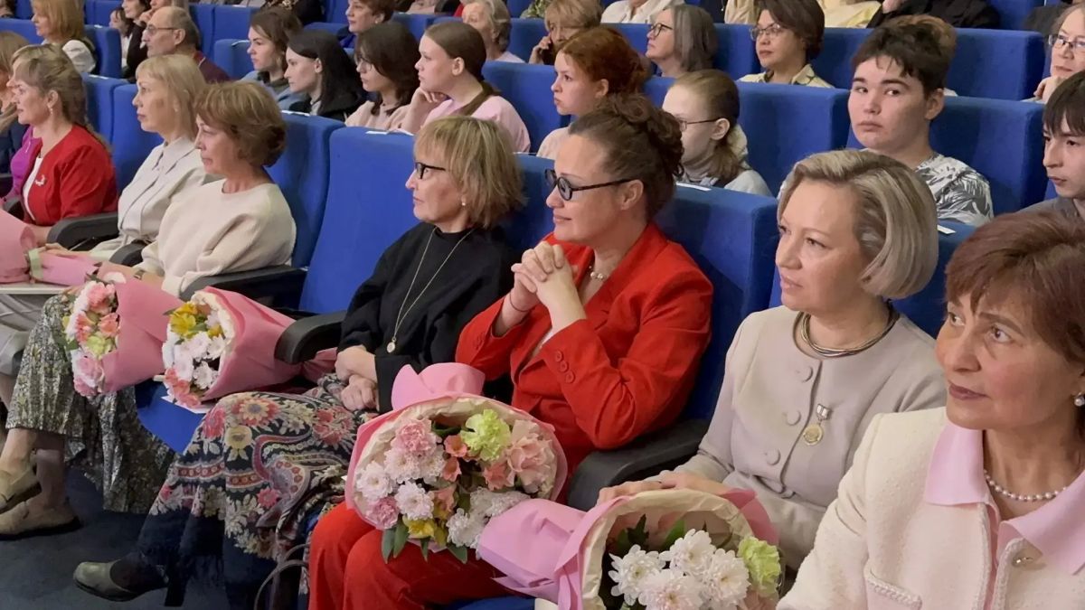 В Доме народного творчества проходит праздничный концерт, приуроченный ко Дню учителя В Доме народного творчества проходит праздничный концерт, приуроченный ко Дню учителя