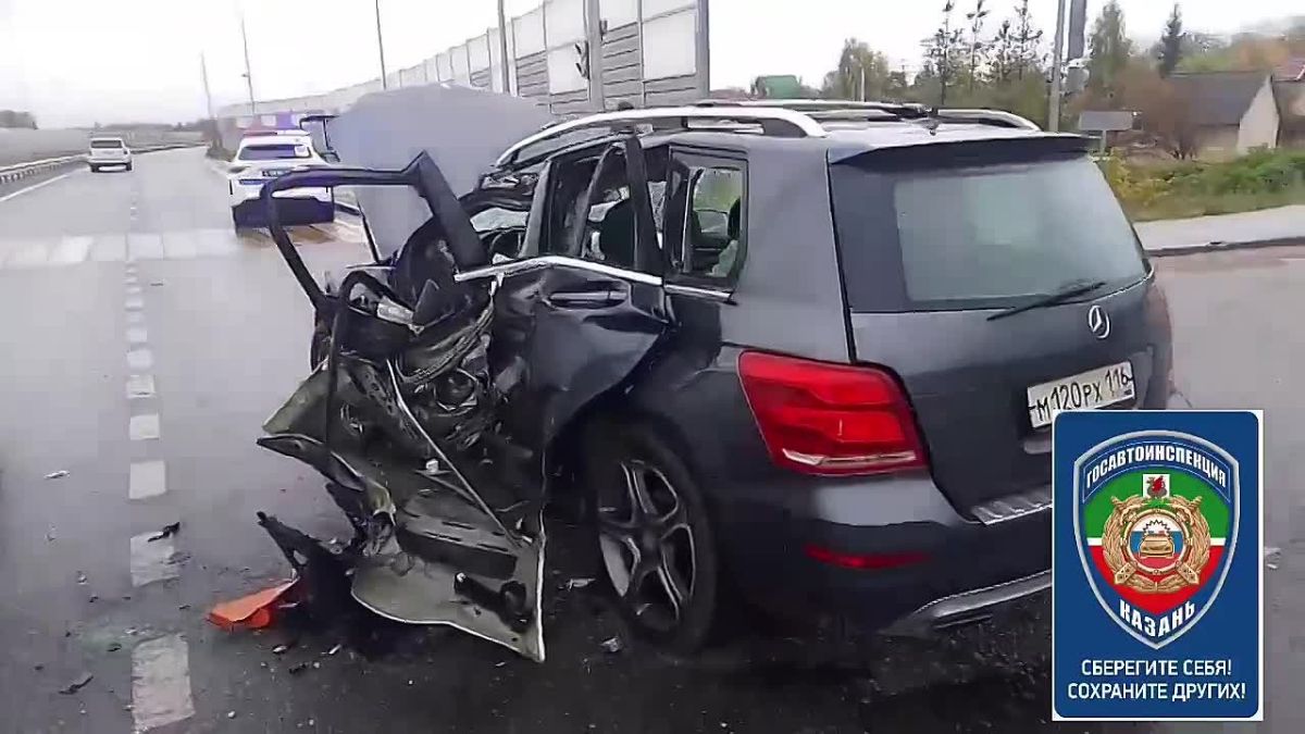 Mercedes столкнулся с «КАМАЗом» на Горьковском шоссе в Казани