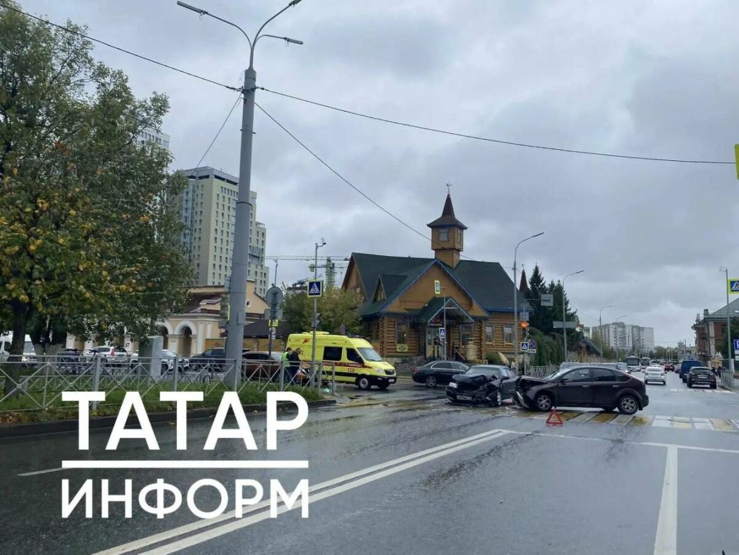 В центре Казани столкнулись две легковушки