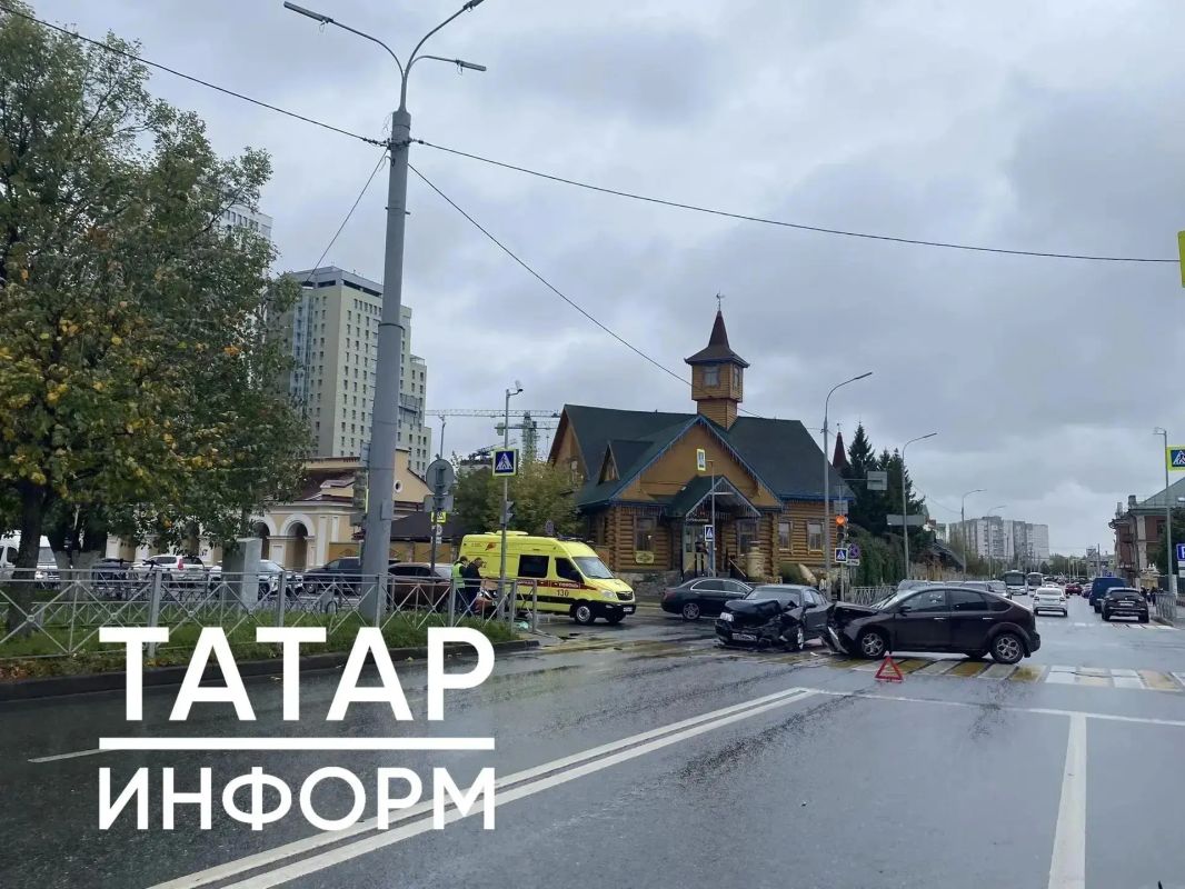 Две легковушки столкнулись в центре Казани