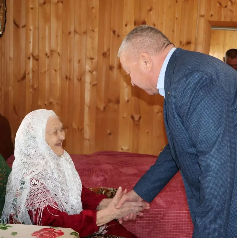 Бабушки и дедушки, перешагнувшие 100-летний рубеж, продолжают получать поздравления и подарки от имени Раиса Республики Татарстан Рустама Минниханова Бабушки и дедушки, перешагнувшие 100-летний рубеж, продолжают получать поздравления и подарки от имени Раиса Республики Татарстан Рустама Минниханова